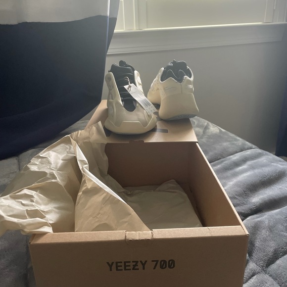 YEEZY 700 V3 AZAEL *BRAND NEW FROM YEEZY DAY* - Picture 8 of 10